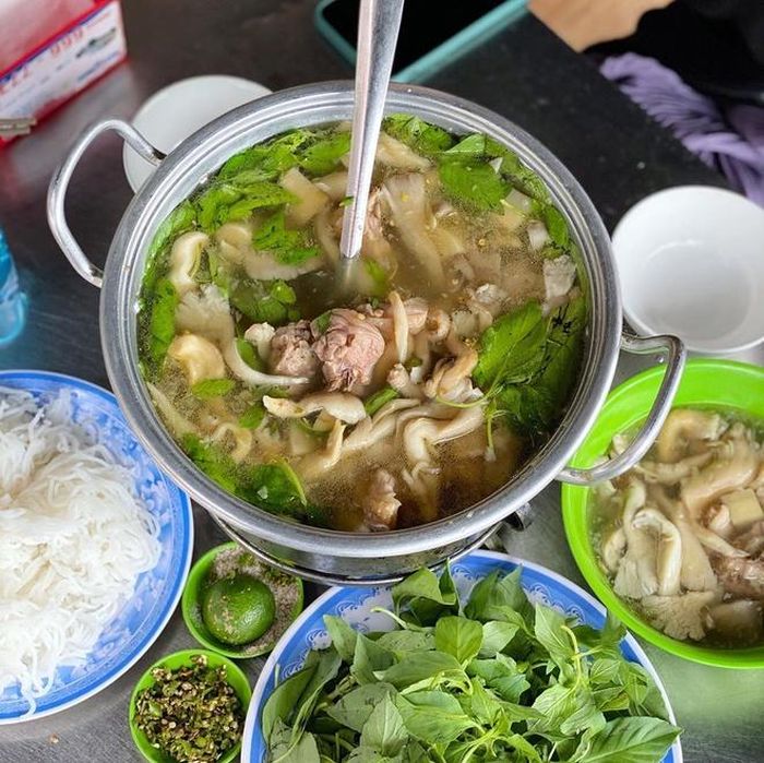 Mặc dù có không gian hẹp, quán vẫn luôn tấp nập khách đến ăn và sẵn sàng xếp hàng chờ đợi thưởng thức. Tùy thuộc vào số lượng người đi cùng, nồi lẩu sẽ có giá dao động từ 200.000-400.000 đồng. Ảnh: Fuongsfood. 