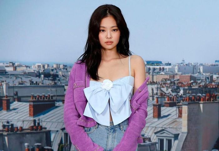  Hồi tháng 10/2019, thành viên Jennie thuộc nhóm nhạc BlackPink xuất hiện tại buổi trình diễn BST Chanel Cruise 2020 với set đồ phối cùng chiếc áo khoác màu tím của thương hiệu này. Từ đó, sắc tím liên tục được các nhà mốt và cộng đồng mạng không ngừng lăng xê. Ảnh: Popsugar. 
