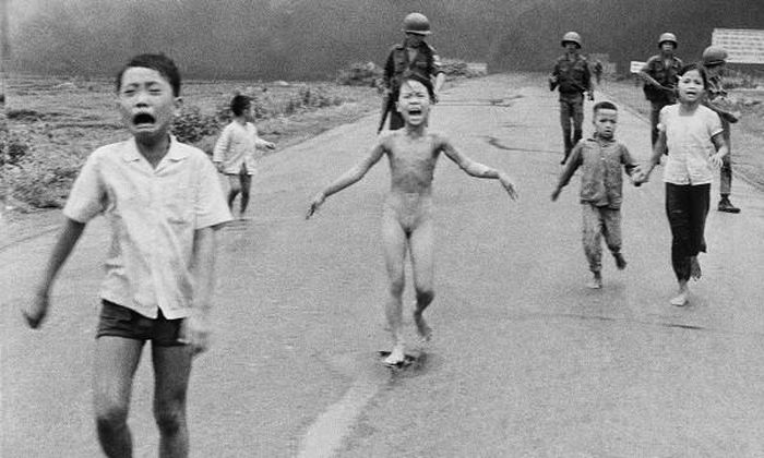 Trước đó, bức ảnh ''Em bé Napalm'' của phóng viên ảnh từng giành giải Pulitzer - Nick Út cũng bị Facebook chặn vì có hình ảnh khỏa thân. Tờ Aftenposten đã nhanh nhạy đưa tin về vụ việc và tiếp tục sử dụng bức ảnh ''Em bé Napalm'' trong bài viết, ngay lập tức cũng bị Facebook ''tuýt còi''.