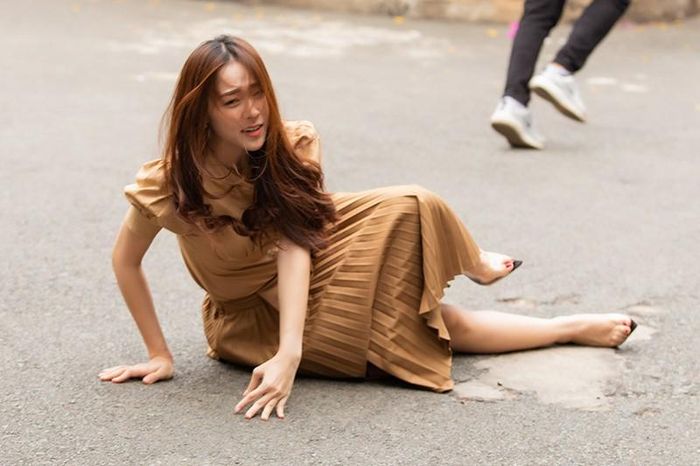 Diệp Bảo Ngọc không ngại lăn xả trên phim trường. 
