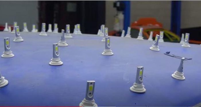 Cận cảnh những bóng đèn pha Led được gắn lên thân xe.