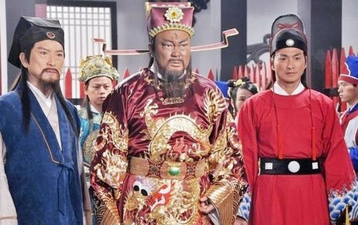 Bộ 3 diễn viên Phạm Hồng Hiên, Kim Siêu Quần, Hà Gia Kính (từ trái qua) trong phim Bao Thanh Thiên 1993.