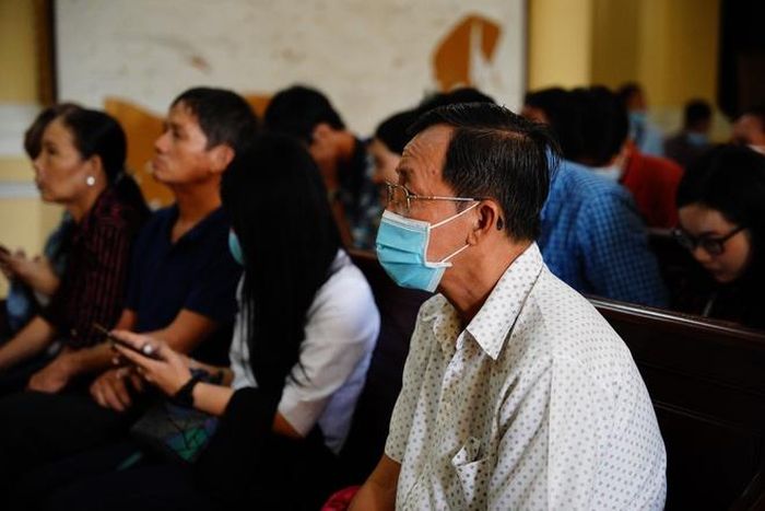  Những người đến dự phiên tòa xét xử Trần Ngọc Phúc. Ảnh: Chí Hùng. 