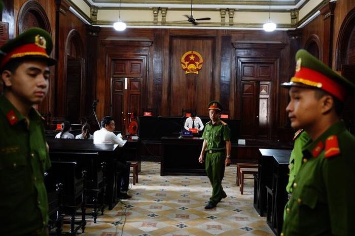  Lực lượng cảnh sát làm nhiệm vụ tại phiên tòa. Ảnh: Chí Hùng. 