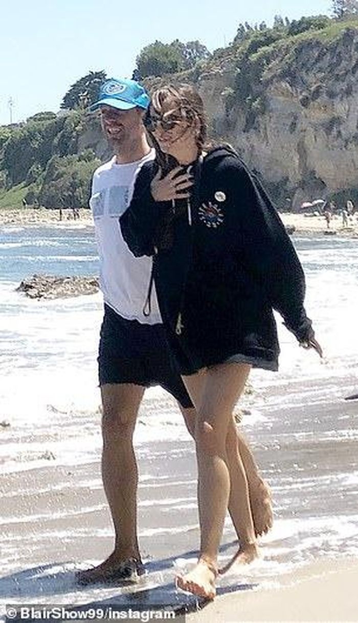 Daily Mail đưa tin cặp sao rất hào hứng vì được đi dạo sau một thời gian dài cách ly tại nhà.