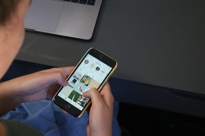  Người dùng không có nhiều tùy chọn kiểm soát thông tin trên Instagram. Ảnh: Medium. 