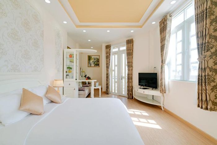  Khách sạn được đánh giá cao về thiết kế, nhân viên nhưng nhận điểm trừ về vị trí. 