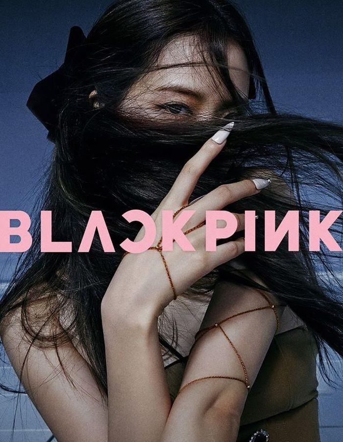 Trong loạt hình teaser mới, thành viên gây bất ngờ nhất không phải Lisa hay Jennie mà chính là Jisoo. Hình ảnh của chị cả nhóm Black Pink không chỉ giúp tên của cô lọt top trending trên nhiều nền tảng mạng xã hội mà còn nhận lượt tương tác lớn nhất trong các thành viên. Ở fanpage chính thức của Black Pink, ảnh của Jisoo hiện có lượt thích lớn nhất là 199.000. Khán giả bất ngờ trước nhan sắc được khen ngày càng xinh đẹp của nữ ca sĩ. Đặc biệt vẻ ngoài lôi cuốn, ma mị dù không để màu tóc nổi bật như các thành viên khác giúp Jisoo nhận vô số lời khen ngợi.