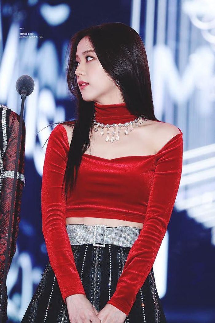 Nữ ca sĩ cũng thường có đoạn hát ngắn nhất trong nhóm. Người hâm mộ của Jisoo luôn hy vọng thần tượng của mình có nhiều cơ hội hơn để thể hiện khả năng.