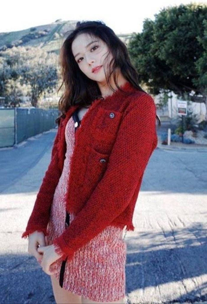 Trong khoảnh khắc đời thường, nhan sắc của Jisoo cũng được khen ngợi. Cô thường xuyên lọt top những thần tượng xinh đẹp nhất Kpop thế hệ mới, bên cạnh Irene, Tzuyu... 