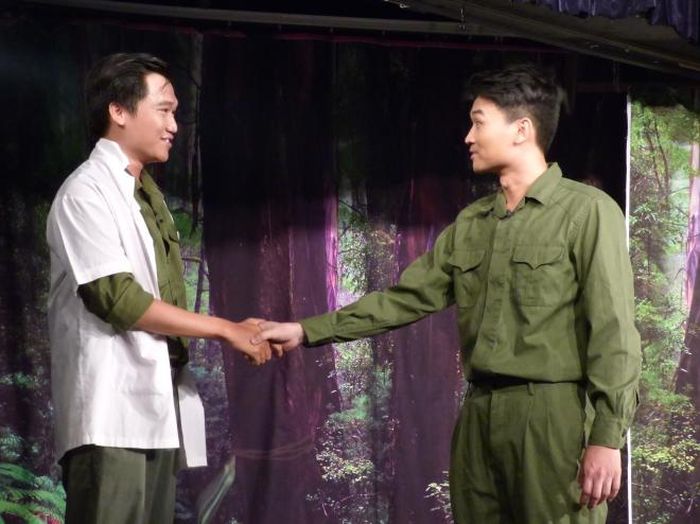 Xuân Nghị (trái-vở tốt nghiệp Người đàn bà uống rượu) vốn là học trò của NSND Hồng Vân chỉ vài năm sau đã nổi tiếng. Ảnh: H.K