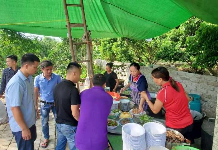 Thịt lợn đắt nên bộ phận bếp của đám cưới nhà bà Nguyễn Thị Nhung phải thay thế bằng các món như thịt chim bồ câu, trứng vịt lộn Ảnh: Long Vân