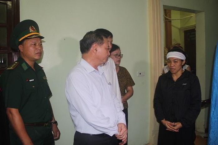  Ông Nguyễn Đức Quyền, Phó Chủ tịch Thường trực UBND tỉnh Thanh Hóa thăm hỏi, động viên và hỗ trợ các gia đình có ngư dân gặp nạn