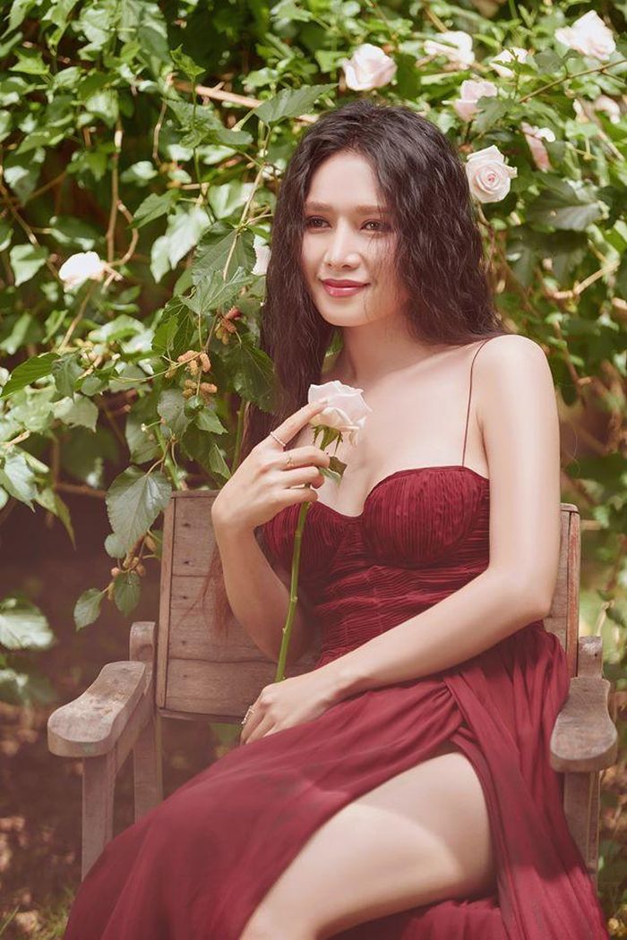  "Trước đây tôi toàn được mời vào vai hiền lành, cam chịu. Vai diễn sắp tới sẽ khác hoàn toàn. Tôi được ăn mặc đẹp hơn, thời trang hơn nhưng vẫn có chiều sâu trong tâm lý nhân vật", Văn Phượng nói. 