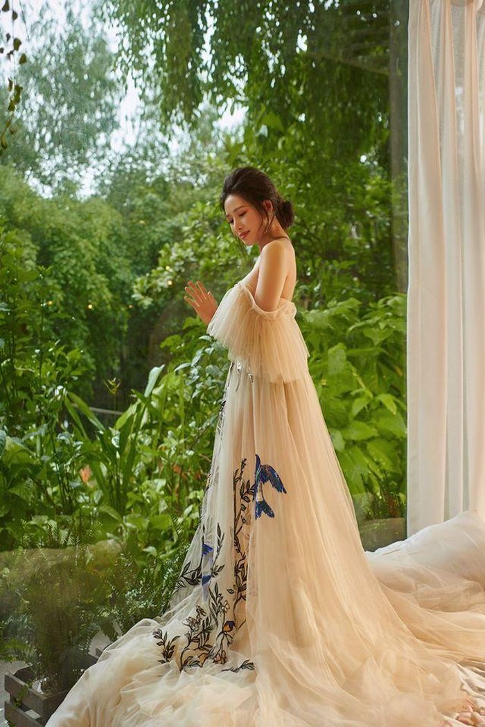 Còn ngoài đời nữ diễn viên sinh năm 1988 đang hướng đến hình ảnh mới mẻ, quyến rũ.