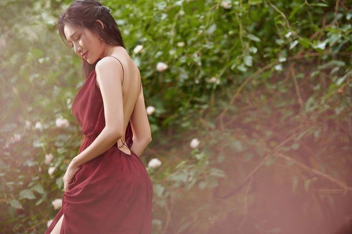 Bộ váy Văn Phượng chọn sexy vừa phải và giúp nữ diễn viên khoe trọn đường cong quyến rũ. 