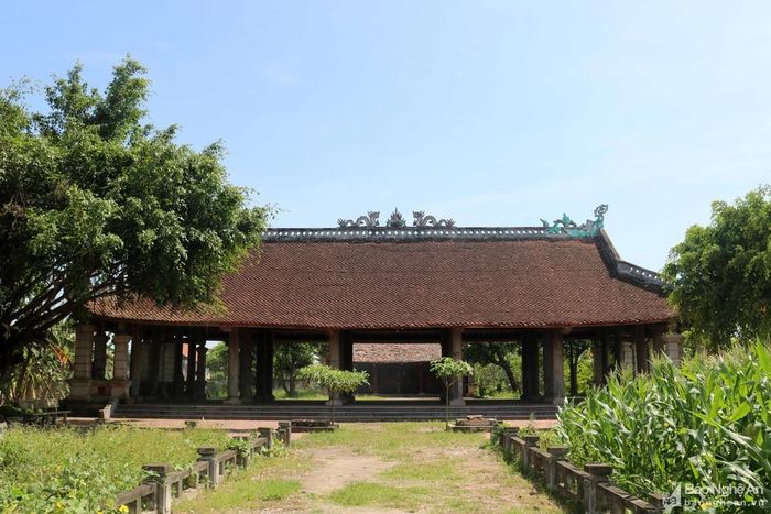 Năm 1797, làng Quỳ Lăng dựng thêm tòa hậu cung để làm nơi thờ phụng thành hoàng của làng. Trong quá trình tồn tại và phát triển, đình được tu sửa vào các năm: 1637, 1677, 1787, 1913 và đến năm 1929 đình được tôn tạo to đẹp như hiện nay. Đình Sừng hiện có 3 công trình cổ là bái đình, hậu cung và miếu thờ. Bái đình 5 gian, dài 24,7m; rộng 11,2m. Ảnh: Huy Thư