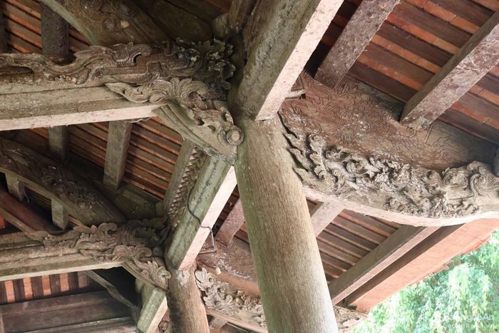 Khung gỗ của bái đình được điêu khắc chạm trổ công phu. Đặc biệt các đường kẻ của bái đình đều được chạm khắc hai mặt với các đề tài như: “Phượng hàm thư”, “Cá chép hóa rồng, “Tùng lộc”, “Rồng chầu nguyệt”. Hình ảnh “Long vân” được thể hiện nhiều trên các xà, đầu dư, đuôi bẩy... Ảnh: Huy Thư
