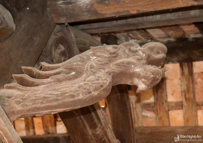 Đầu rồng ở hậu cung đình Sừng độc đáo không phải ở chỗ điêu khắc bờm cao, chuôi dài, vây nhọn.. mà là ở tính sống động của vật thể với những "đầu rồng vênh", nghiêng cổ chầu về bàn thờ. Ảnh: Huy Thư