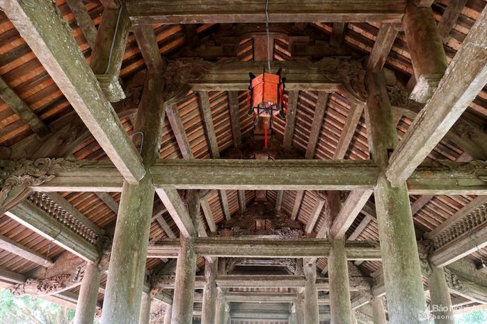 Bái đình do 2 hiệp thợ thi công, nửa đình phía Đông do thợ Diễn Châu đảm nhận, nửa phía Tây được giao cho hiệp thợ Yên Thành. Sau khi các vì đình sàm đục xong, mỗi hiệp thợ huy động khoảng 300 người để dựng đình. Tòa đình có 6 vì, mỗi vì có 4 cột, 2 cột cái cao 5,63m, 2 cột quân cao 4,33m. Ảnh: Huy Thư