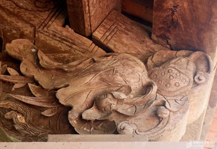 Cận cảnh điêu khắc lá sen, đài sen mang vẻ đẹp thanh thoát, uyển chuyển của đình Sừng. Ảnh: Huy Thư