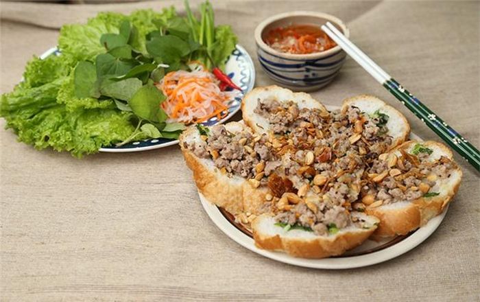 Chỉ với 5 bước đơn giản làm xong bánh mì hấp thịt bằm cho bữa sáng (Ảnh: Dienmayxanh)