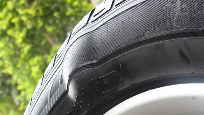 Đỗ xe tại vị trí không bằng phẳng khiến lốp xe rất dễ bị biến dạng