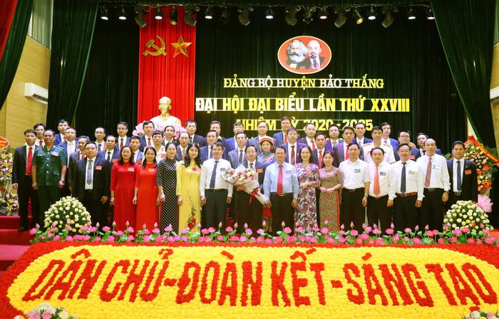 Các đồng chí lãnh đạo tỉnh tặng hoa chúc mừng Ban Chấp hành Đảng bộ huyện Bảo Thắng khóa mới.
