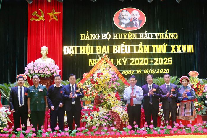 Bí thư Tỉnh ủy Nguyễn Văn Vịnh tặng hoa chúc mừng Đại hội.
