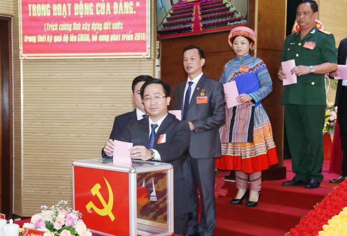 Bỏ phiếu bầu Ban Chấp hành Đảng bộ huyện nhiệm kỳ 2020 – 2025.