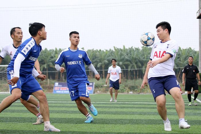 Trên sân cỏ, các cầu thủ “không chuyên” thi đấu hết mình với tinh thần “đoàn kết, trung thực và cao thượng”