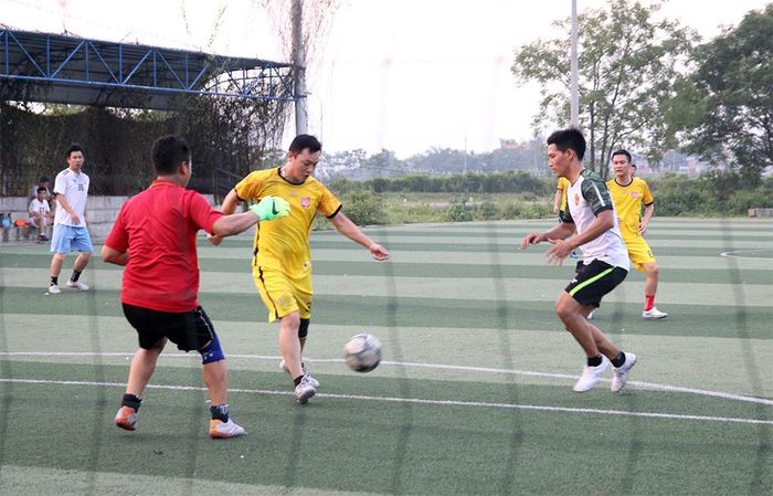 Đá bóng còn có tác dụng rèn luyện sức khỏe, thư giãn tinh thần sau những giờ làm việc căng thẳng.