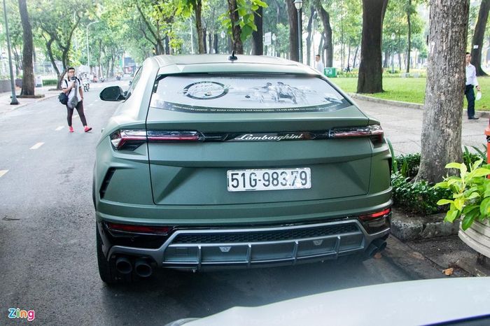 Nội thất của xe sử dụng tone màu đen chủ đạo kết hợp với đường chỉ khâu màu vàng tương phản. Hệ thống giải trí trên Urus gồm hai màn hình, màn hình phía trên hiển thị thông tin giải trí, định vị GPS, điện thoại và thông tin trạng thái xe. Màn hình bên dưới để điều chỉnh nhiệt độ.