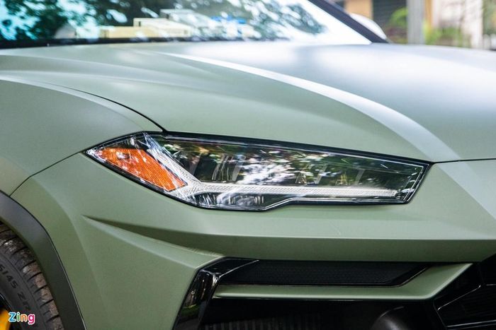 Tại Việt Nam, Lamborghini Urus được đón nhận khá nồng nhiệt khi có đến gần 10 chiếc đang lăn bánh. Trong đó, có không ít xe sở hữu tùy chọn riêng đắt giá như nội thất 4 chỗ ngồi hoặc các gói trang bị carbon.