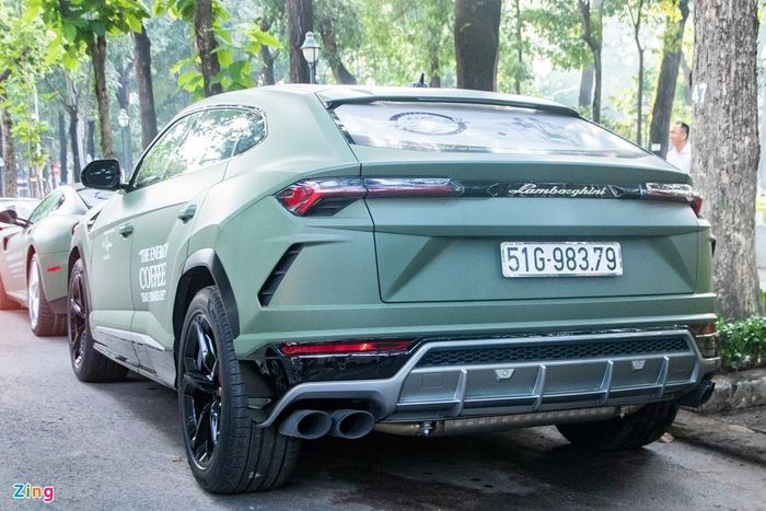 Khoảng tháng 8/2019, chiếc siêu SUV này được dán decal màu xanh quân đội tại Hà Nội. Khi đó, nhiều nguồn tin cho rằng chiếc Urus này đã về garage của tập đoàn Trung Nguyên. Phải hơn 9 tháng sau, siêu SUV này mới chính thức xuất hiện dưới danh nghĩa xe của đại gia cà phê.
