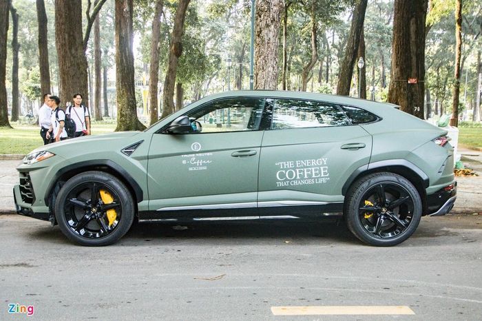 Chiếc Urus này được nhập khẩu bởi đại lý tư nhân vào cuối năm 2018 và là chiếc SUV của Lamborghini thứ 3 về Việt Nam, sau 2 chiếc đầu tiên được nhập khẩu chính hãng. Nguyên bản, xe sở hữu màu ngoại thất vàng Giallo Auge.