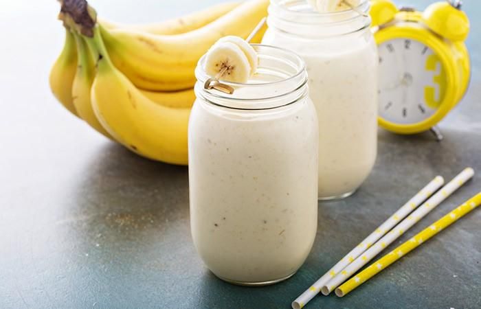 Sữa lắc chuối. Nguyên liệu: 2 thìa bột protein vị sô-cô-la, 1 ly sữa hạnh nhân không đường, 1 quả chuối thái miếng và để đông lạnh, 1 thìa cà phê hạt sô-cô-la đen, một chút bột quế. Cách làm: Cho 2 thìa bột đạm sô-cô-la vào sữa hạnh nhân khuấy đều để không bị vón cục. Cho chuối đông lạnh vào hỗn hợp rồi xay mịn thành sữa lắc. Uống với sô-cô-la hạt và bột quế. Thời điểm tốt nhất để sử dụng sữa chuối là trước khi tập gym.
