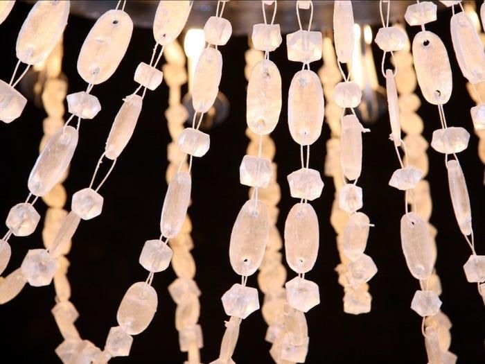 Pha lê từ tinh thể muối trong phần dây trang trí của đèn chùm.