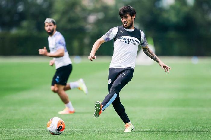 Cầu thủ Man City tập luyện chờ ngài tái xuất