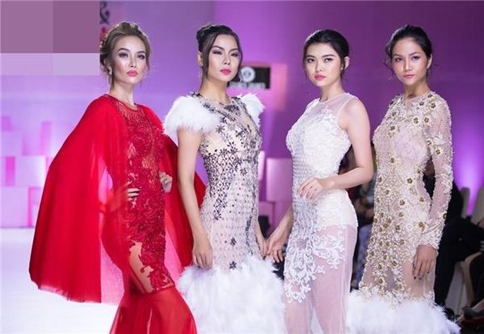 H'Hen Niê (bên trái) từng diễn cho BST "Đảo thiên đàng" của Giang Giang hồi năm 2017.