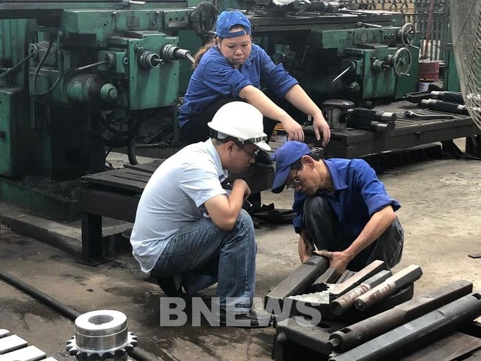 Thợ bậc cao đào tạo cho những công nhân mới vào nghề. Ảnh: Thảo Nguyên/BNEWS/TTXVN