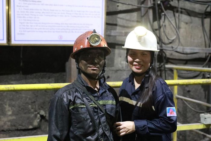Tác giả cùng với thợ lò Lý A Vàng. Ảnh: Thảo Nguyên/BNEWS/TTXVN