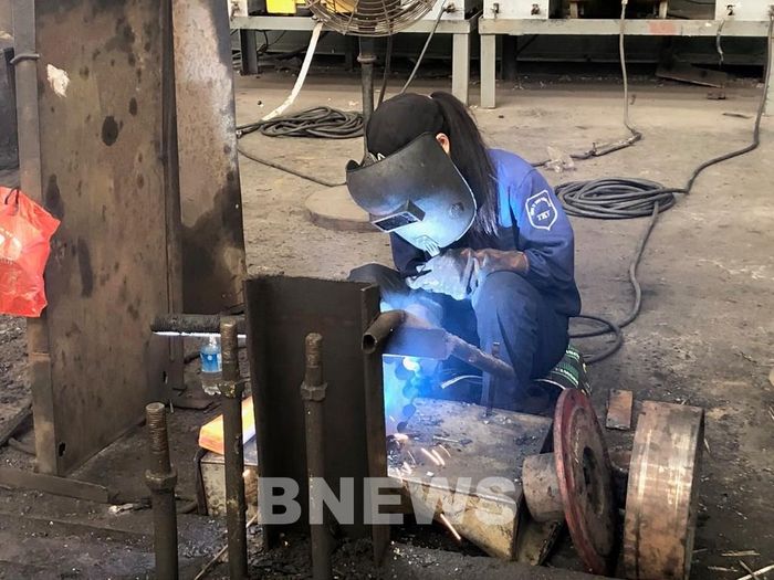 Công nhân làm việc tại Công ty cổ phần Chế tạo máy - Vinaconmin. Ảnh: Thảo Nguyên/BNEWS/TTXVN