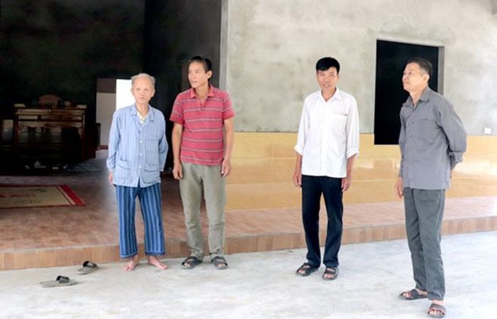 Ông Hà Văn Trí (người thứ 2 từ trái sang) thôn 2, xã Tân Tiến (Yên Sơn) vừa được hỗ trợ làm nhà ở.