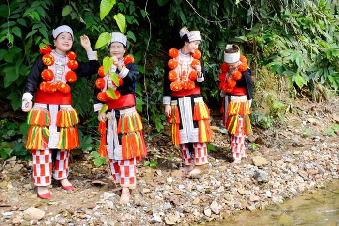 Nét đẹp của phụ nữ Dao đỏ trong trang phục truyền thống.