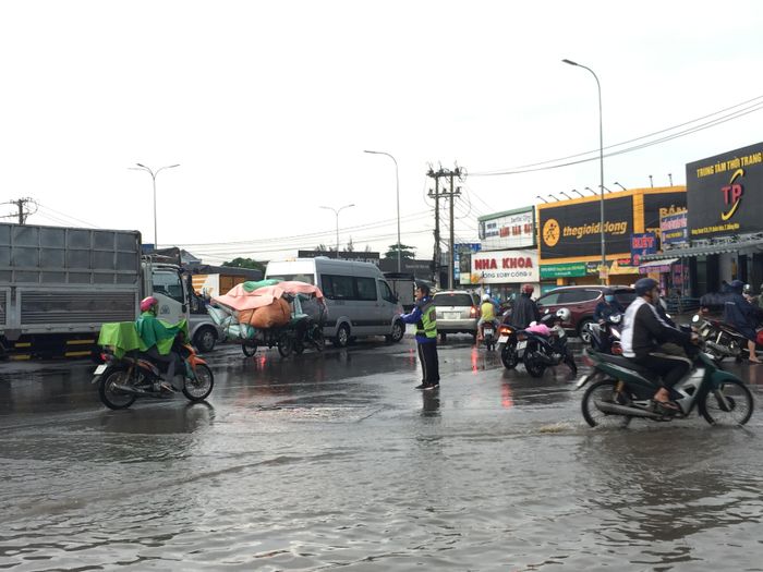 Điều tiết giao thông tại khu vực ngập