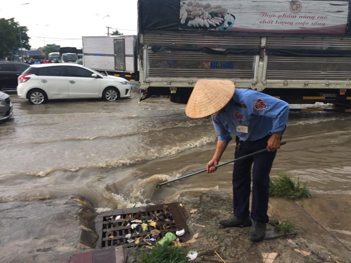 Người dân khơi thông dòng chảy 