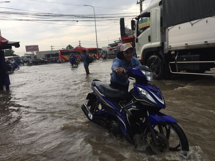 Nhiều xe chết máy phải dẫn bộ