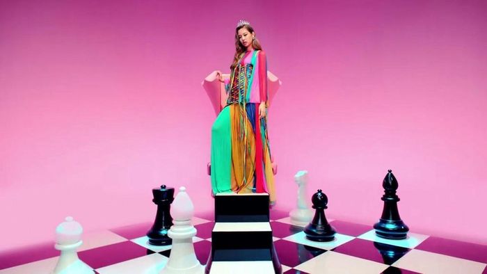  DDU-DU DDU-DU là ca khúc chủ đề nằm trong mini album đầu tiên của Black Pink mang tên Square up, phát hành vào năm 2018. Ca khúc gây sốt với âm nhạc bắt tai, vũ đạo ấn tượng và được cover lại ở khắp mọi nơi trên thế giới. Thậm chí, DDU-DU DDU-DU còn trở thành MV Kpop được xem nhiều nhất trên toàn thế giới cùng năm ra mắt. 