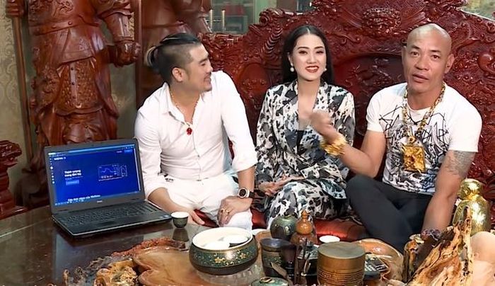  Dũng Trọc Hà Đông xuất hiện trong video trên YouTube với tư cách người tham gia Wefinex. Ảnh: cắt clip. 
